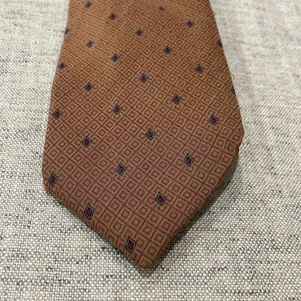 Brown tie with small patterns